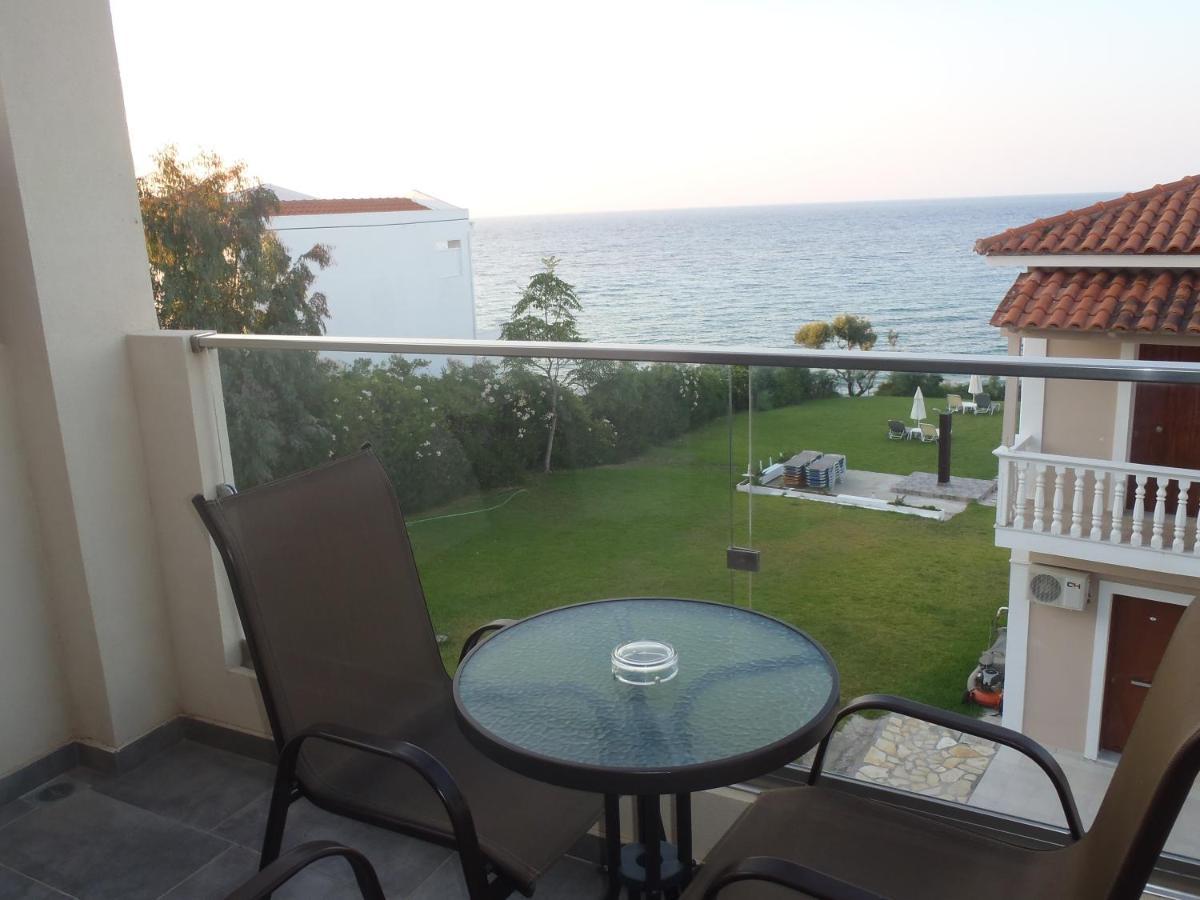 Loukas Apartments On The Waves Tragaki Exterior photo