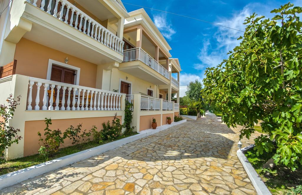 Loukas Apartments On The Waves Tragaki Exterior photo