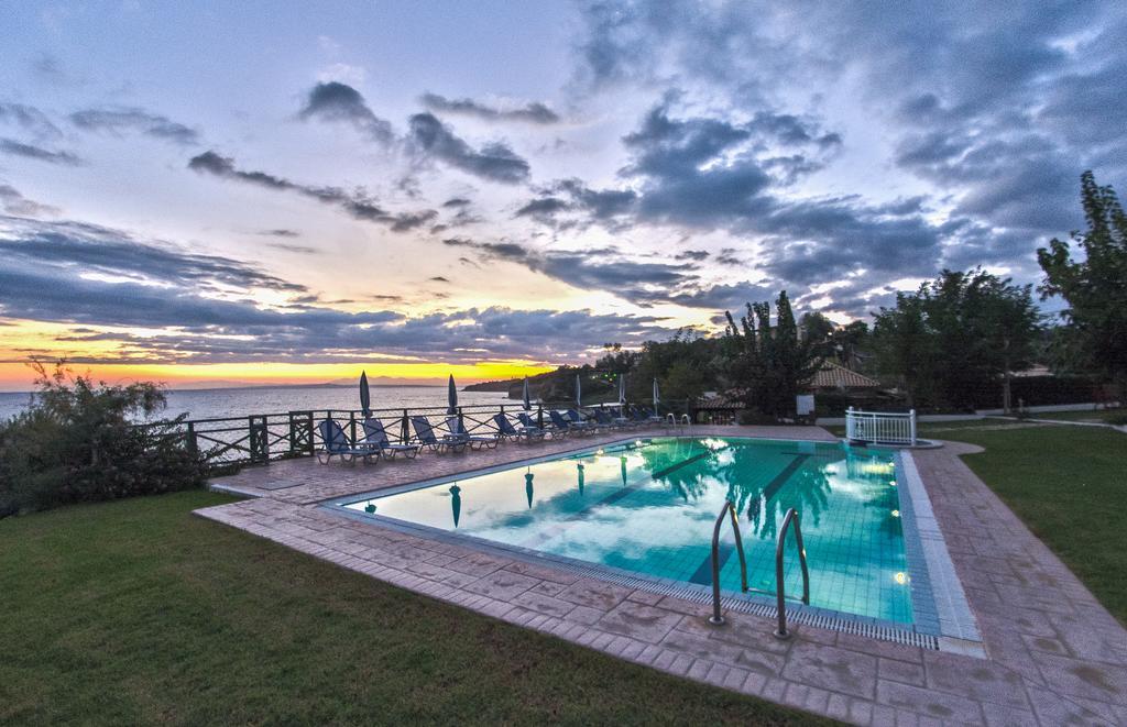 Loukas Apartments On The Waves Tragaki Room photo